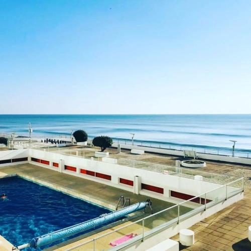 une piscine avec l'océan en arrière-plan dans l'établissement LaCabanaSGX2V, à Saint-Gilles-Croix-de-Vie