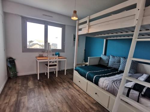 une chambre avec un lit superposé et un bureau dans l'établissement LaCabanaSGX2V, à Saint-Gilles-Croix-de-Vie