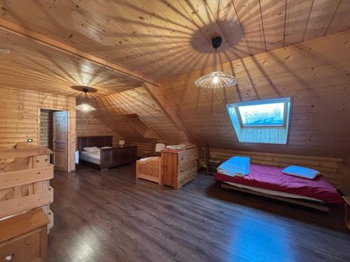 a bedroom in a log cabin with a bed at Maison lumineuse 3 chambres à Méaudre - 8 pers, près des pistes - FR-1-737-3 in Méaudre