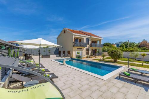 ein Bild einer Villa mit Swimmingpool in der Unterkunft Villa Palma in Zaton