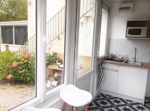 Una cocina o zona de cocina en Embrun - T2 avec jardin près de la Plage