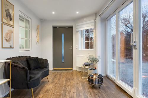a living room with a couch and a window at Villa i Sollentuna - Lyx, Komfort och Privat Gym in Sollentuna