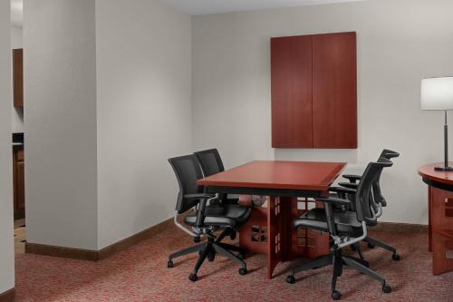 Kawasan bisnes dan/atau bilik persidangan di Larkspur Landing Extended Stay Suites Sunnyvale