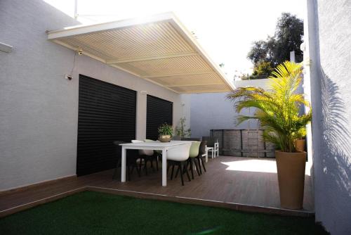 Terrasse ou espace extérieur de l'établissement סויטת החורש