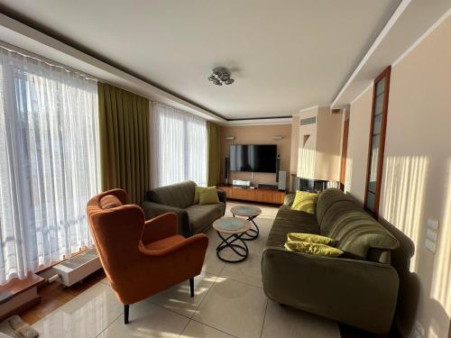 salon z kanapą i 2 krzesłami w obiekcie Apartament Panorama Ustronia w Ustroniu
