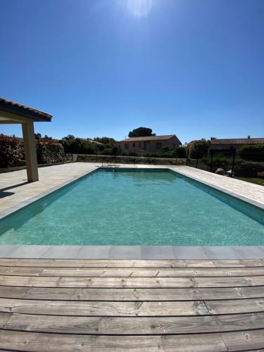 - une piscine d'eau turquoise dans l'établissement Hébergement à Sainte Lucie de Porto Vecchio, à Conca
