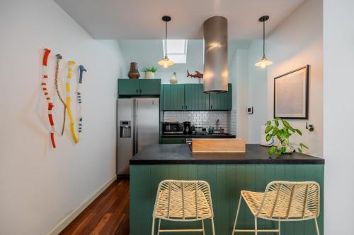 Dapur atau dapur kecil di Casa Mallet by Wynwood House