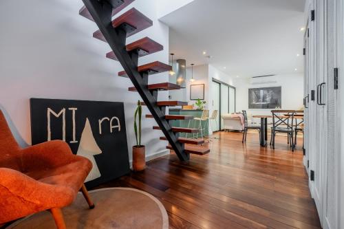 Ruang duduk di Casa Mallet by Wynwood House