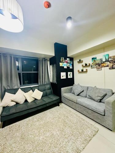 セブシティにある31T1 Chic Corner, Horizons 101, Cebu Cityのリビングルーム(ソファ2台、ラグ付)