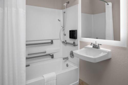 Bilik mandi di Larkspur Landing Extended Stay Suites South San Francisco