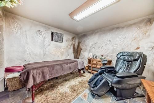 a bedroom with a bed and a chair at Terracana Ranch Resort in Tete Jaune Cache
