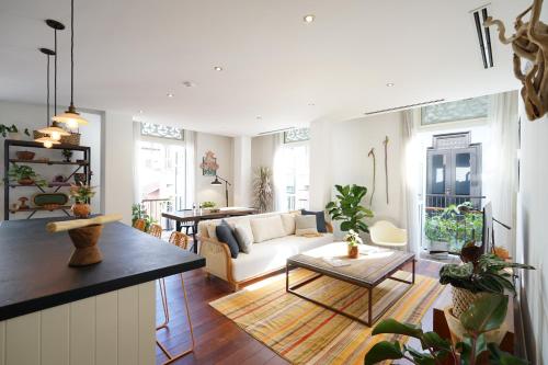 Ruang duduk di Casa Mallet by Wynwood House