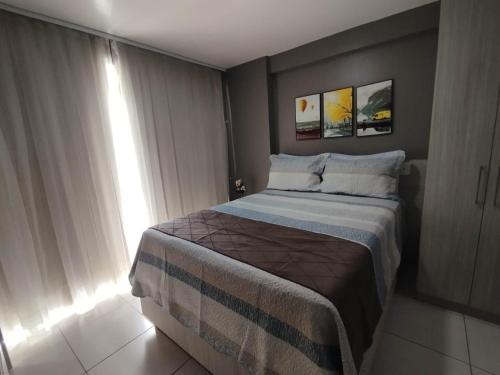 Katil atau katil-katil dalam bilik di Estudio Confort West Flat com ótima localização.