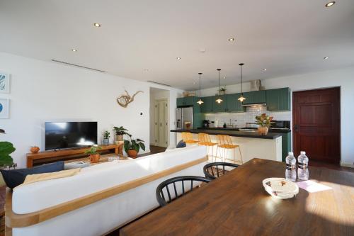 Dapur atau dapur kecil di Casa Mallet by Wynwood House