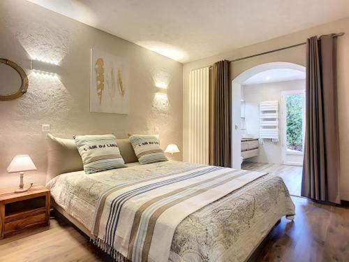 une chambre avec un grand lit et une fenêtre dans l'établissement Les Roches Hacienda Provençale, à Fréjus