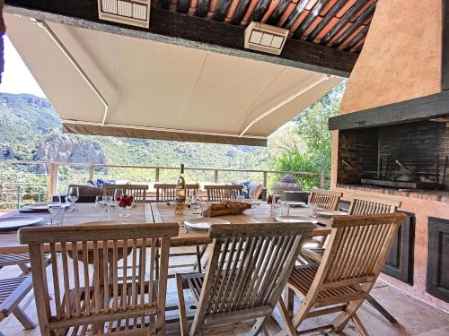une salle à manger avec une table et des chaises et une cheminée dans l'établissement Les Roches Hacienda Provençale, à Fréjus