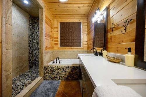 Koupelna v ubytování Sleeps18-Walk2Town-HotTub-Firepit-Playground-Games