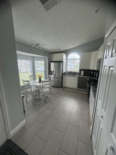 Кухня или мини-кухня в Family Dream Home Near Disney
