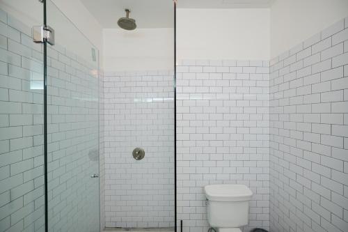 Bilik mandi di Casa Mallet by Wynwood House