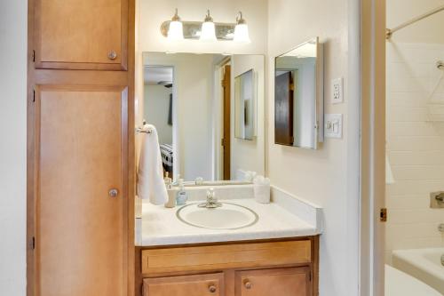 Et badeværelse på half Mi to Skiing Red River Condo with Free Shuttle!