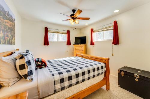 En eller flere senge i et værelse på half Mi to Skiing Red River Condo with Free Shuttle!