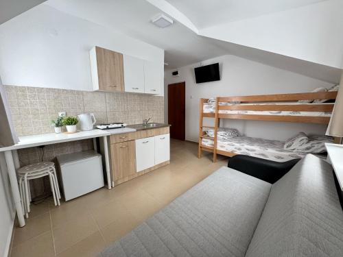 Kuchyň nebo kuchyňský kout v ubytování Vila Aurora , 50m od Gondole Brzece