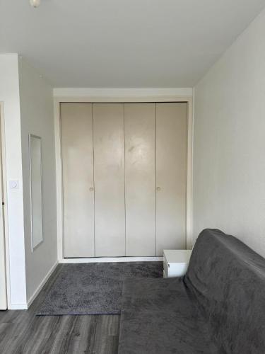 - une chambre avec un lit et une armoire blanche dans l'établissement Studio Surcouf, à Rennes