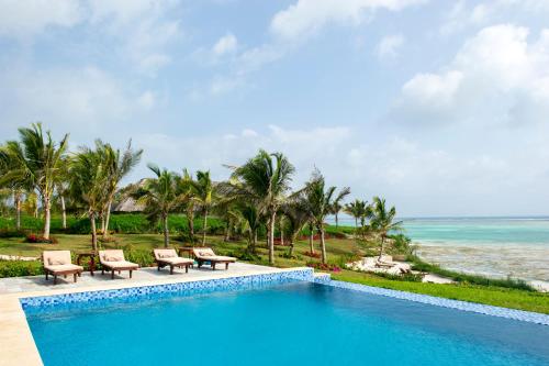 basen z widokiem na ocean w obiekcie Zawadi Hotel, Zanzibar w mieście Michamvi