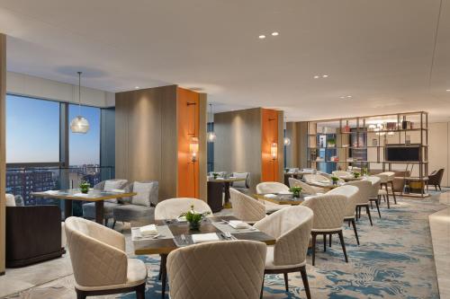 Ruang duduk di voco Shanghai Hongqiao Hub by IHG - 20 Mins drive to Shanghai Hongqiao Int'l Airport And NECC