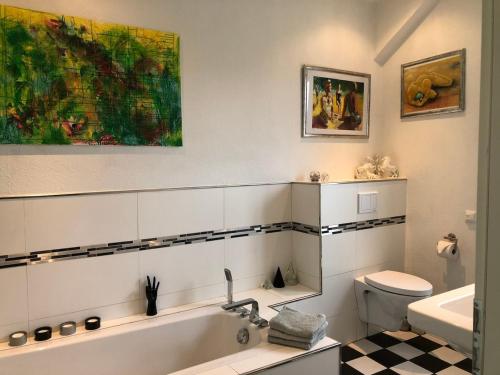 a bathroom with a bath tub and a toilet at Domizil an der Gracht -2 bis 4 Pers - Friedrichstadt nahe Nordsee in Friedrichstadt