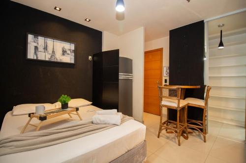 Un dormitorio con una cama, una mesa y un escritorio. en OZPED Flats Particulares Edifício Biarritz, en Brasilia