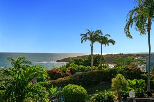 een balkon met uitzicht op de oceaan bij Villa Alexandra in Saint-François