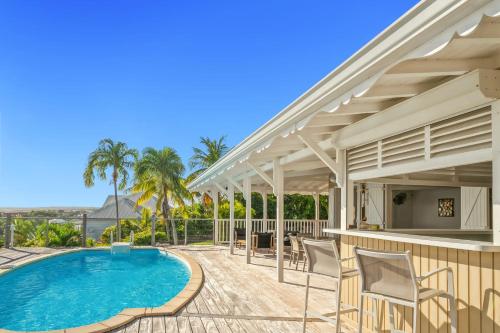 een afbeelding van een huis met een zwembad bij Villa Alexandra in Saint-François