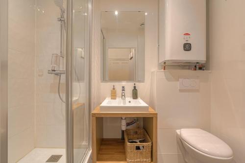 une salle de bain avec un lavabo, une douche et des toilettes dans l'établissement LYON - Charmant T2 Gare Part-Dieu, à Lyon