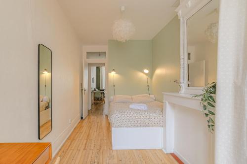 une chambre avec un lit et un miroir dans l'établissement LYON - Charmant T2 Gare Part-Dieu, à Lyon