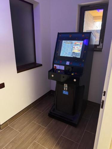 a video game machine in a corner of a room at MAXOVO KRÁLOVSTVÍ in Rovensko pod Troskami