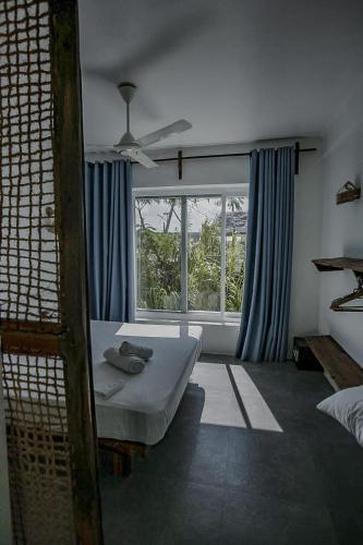 Giường trong phòng chung tại The moon living
