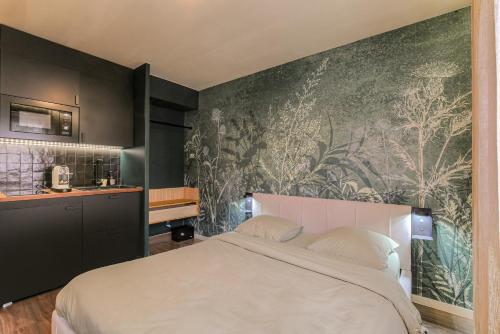 - une chambre avec un grand lit et une fresque murale dans l'établissement Suite avec Sauna privé proche Cité Internationale, à Caluire-et-Cuire