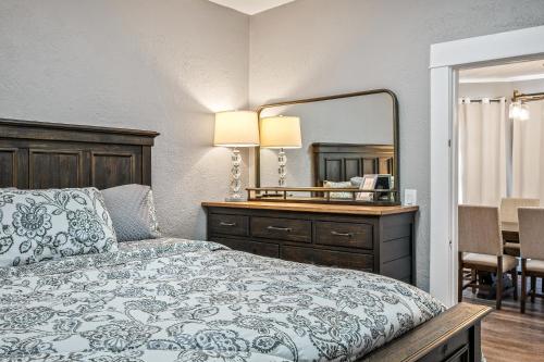 Katil atau katil-katil dalam bilik di Downtown CDA 3BR 2B with Workspace 8 guests