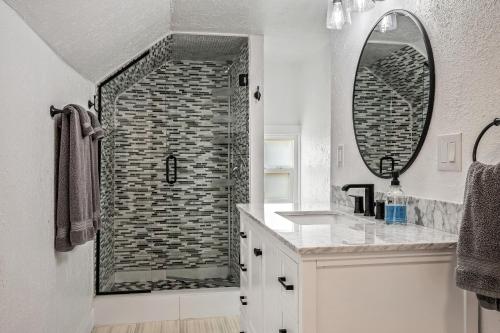 Bilik mandi di Downtown CDA 3BR 2B with Workspace 8 guests