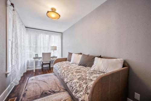 Katil atau katil-katil dalam bilik di Downtown CDA 3BR 2B with Workspace 8 guests