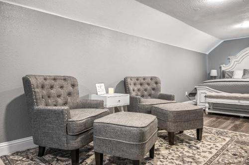 Ruang duduk di Downtown CDA 3BR 2B with Workspace 8 guests