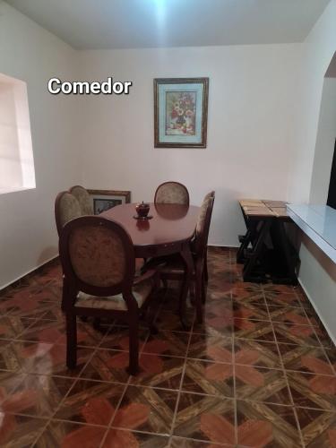 a dining room with a table and chairs at El Eden de la Familia in Choluteca