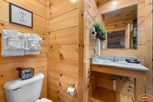 Un baño de Elevated Escape by Ghosal Luxury Lodging