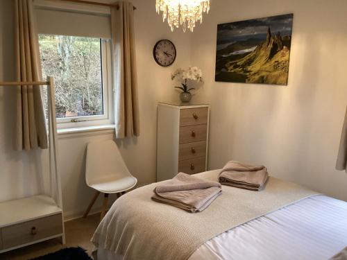 Postel nebo postele na pokoji v ubytování Raasay@Knock View Apartments, Sleat, Isle of Skye
