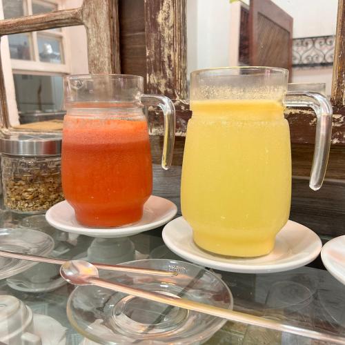 two glass mason jars filled with different colored drinks at Pousada Suítes Do Pelô in Salvador