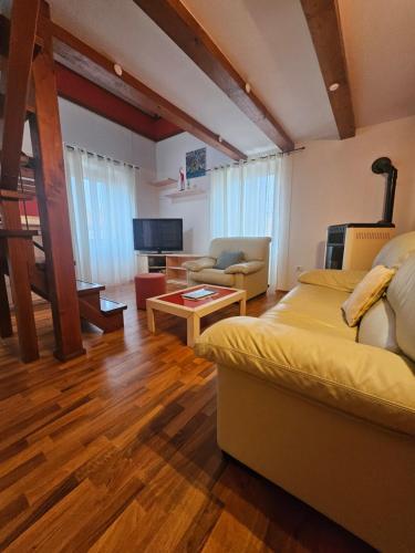 Modern 2BR Apartment - 100m from Beach - Sea View - Old Town