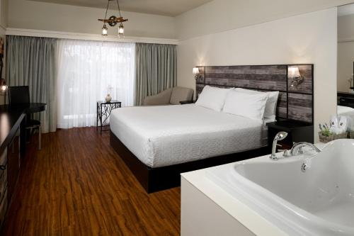 Postel nebo postele na pokoji v ubytování Samuels Boutique Hotel