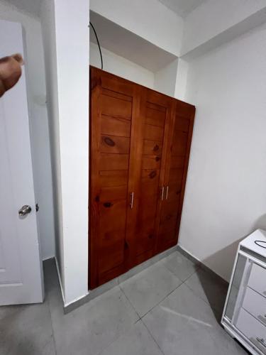 a kitchen with a wooden door in a room at Apartamento la familia 2 in Santa Bárbara de Samaná