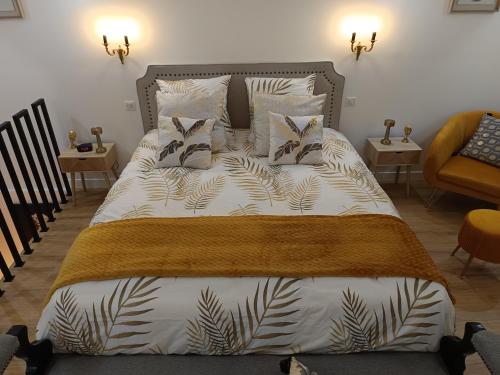 une chambre avec un grand lit avec des oreillers dessus dans l'établissement La chambre de Marin, à Lombers